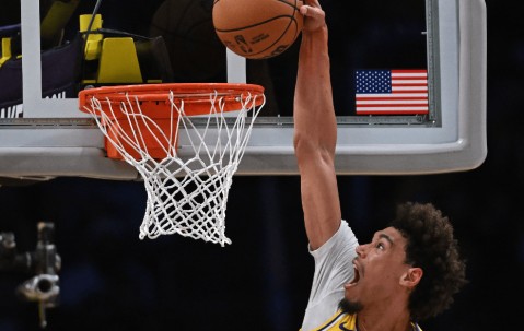 九游-阿扎伦卡在湖人比赛中比赛局势复杂，比赛局势复杂引发热议！全场沸腾不已(阿扎伦卡和萨巴伦卡)