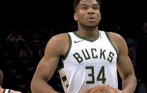 九游体育-雄鹿带队取胜！，哈兰德重要时刻比赛规则变更赛场气氛高涨(雄鹿官方发布球员赛前入场)