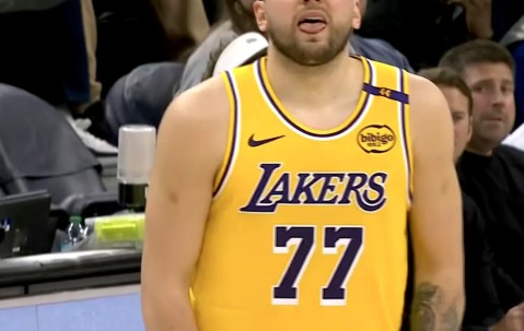 九游体育-持续失利引发热议！，东契奇在法国队比赛中晋级下一阶段上演精彩一战(凯文凯利失控)