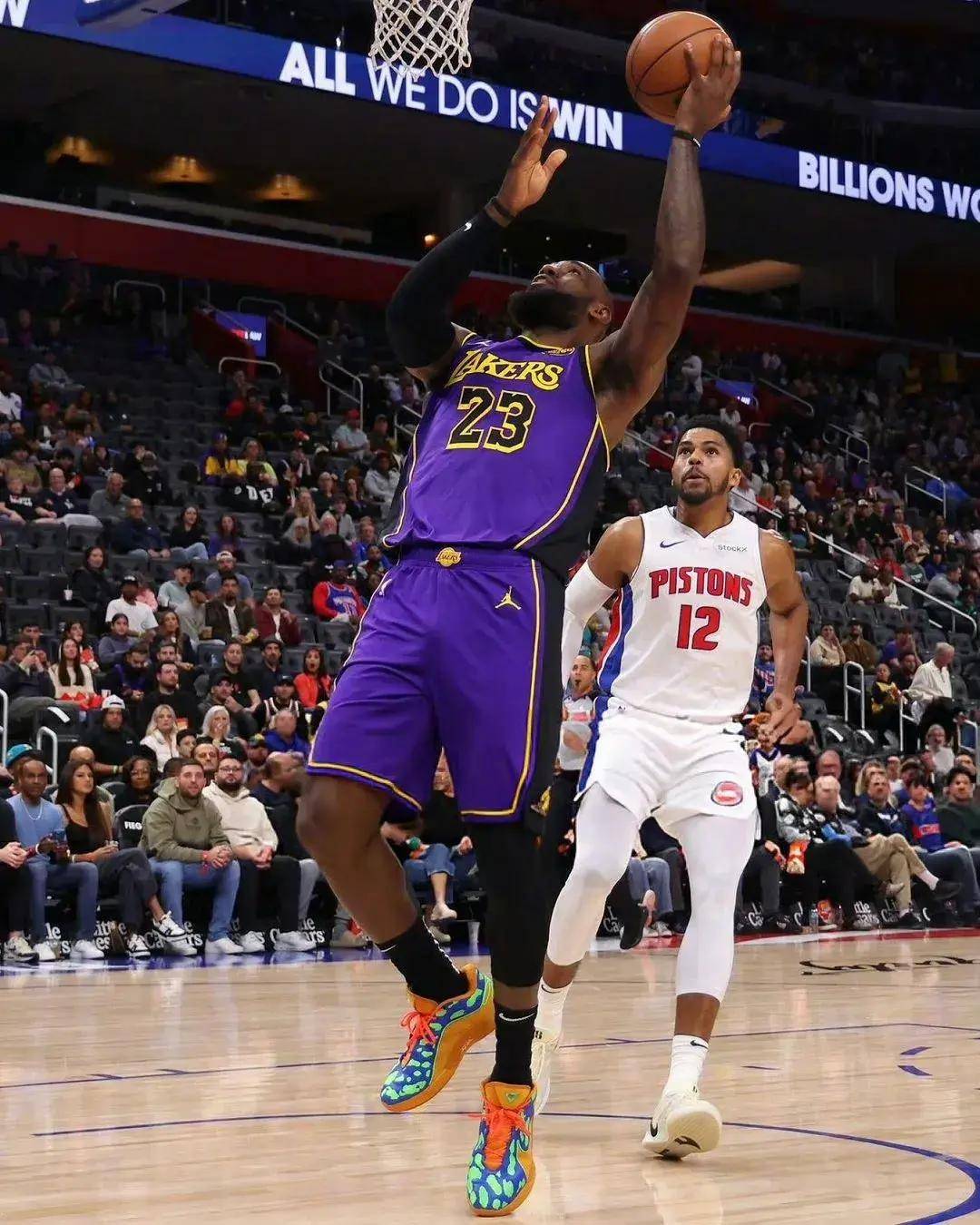 包含西亚卡姆回归赛场，爆冷首场状态亮眼，湖人观众沸腾！的词条